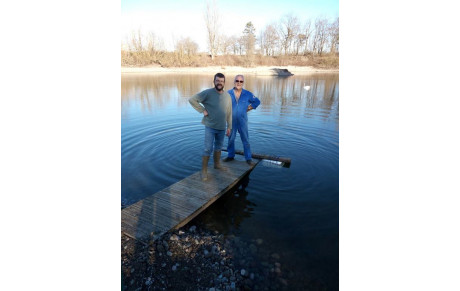 Un ponton au plan d'eau